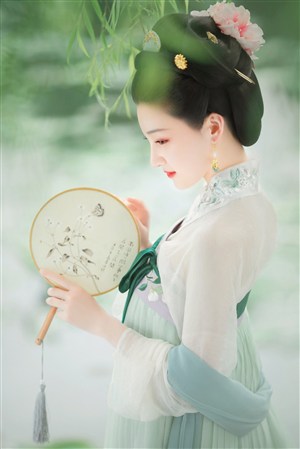 游泳露出奶头教练吃奶